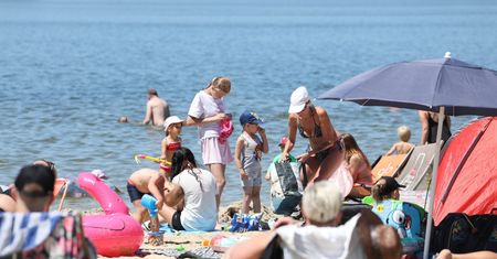 Bałtyk? Nie,  kąpielisko Hubertus w Mysłowicach. Tylko parawanów brakuje. Wysoka temperatura, piaszczysta plaża i tłumy. Zobaczcie