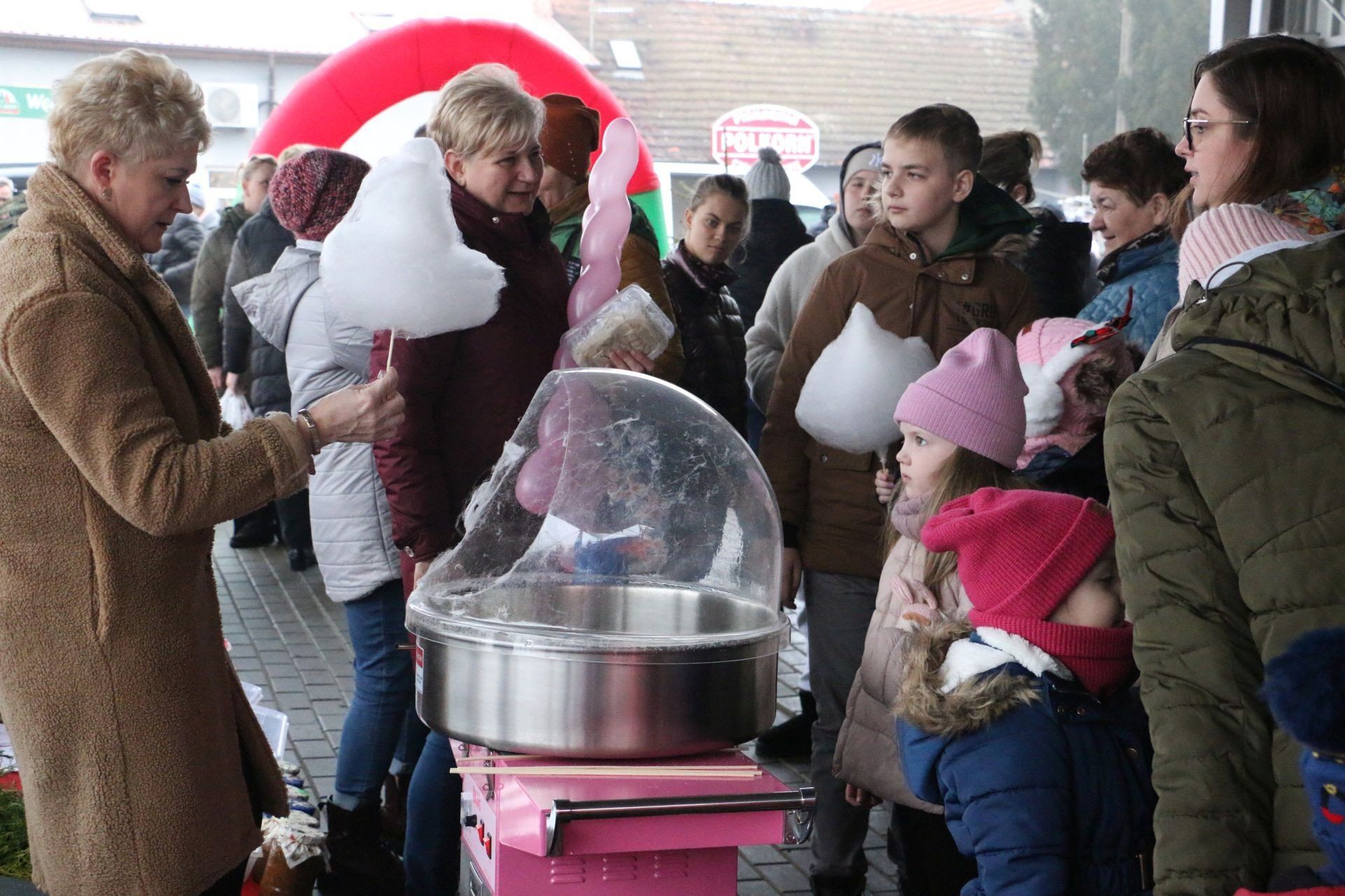 Świąteczny Jarmark 2025 w Bądkowie. Zabawę połączono ze zbiórką pieniędzy na leczenie Noemi