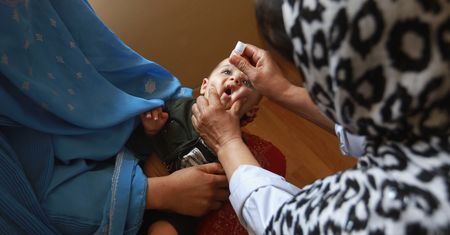 Talibowie wstrzymali szczepienia przeciw polio. Opozycja mówi dlaczego