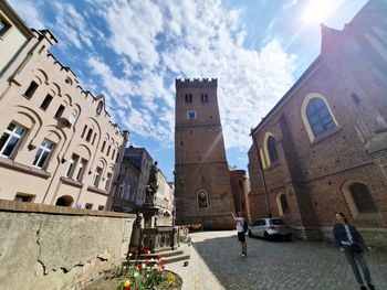 Maski hańby, krzesło dla czarownic i klatka dla piekarzy. W Krzywej Wieży na Dolnym Śląsku jest sala tortur