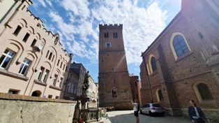 Maski hańby, krzesło dla czarownic i klatka dla piekarzy. W Krzywej Wieży na Dolnym Śląsku jest sala tortur