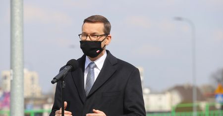 Premier zaszczepił się przeciw COVID-19. Zdradził, jak się czuje