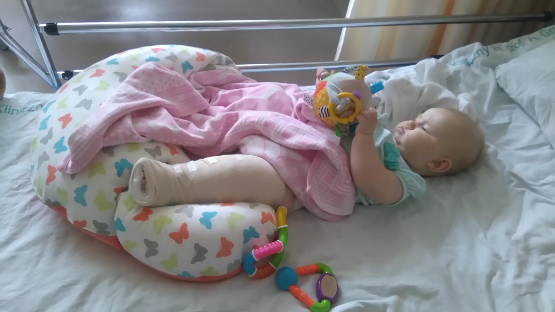 Lena urodziła się z poważną wadą nogi. Tylko kosztowna operacja może jej pomóc stanąć na nogi