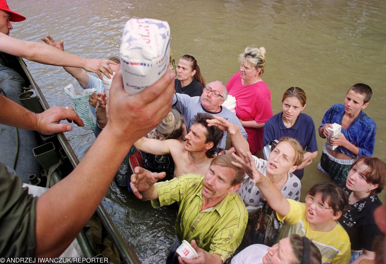 14.07.1997 Wroclaw. Powódź. Rozdawanie żywności ludziom w zalanym mieście.