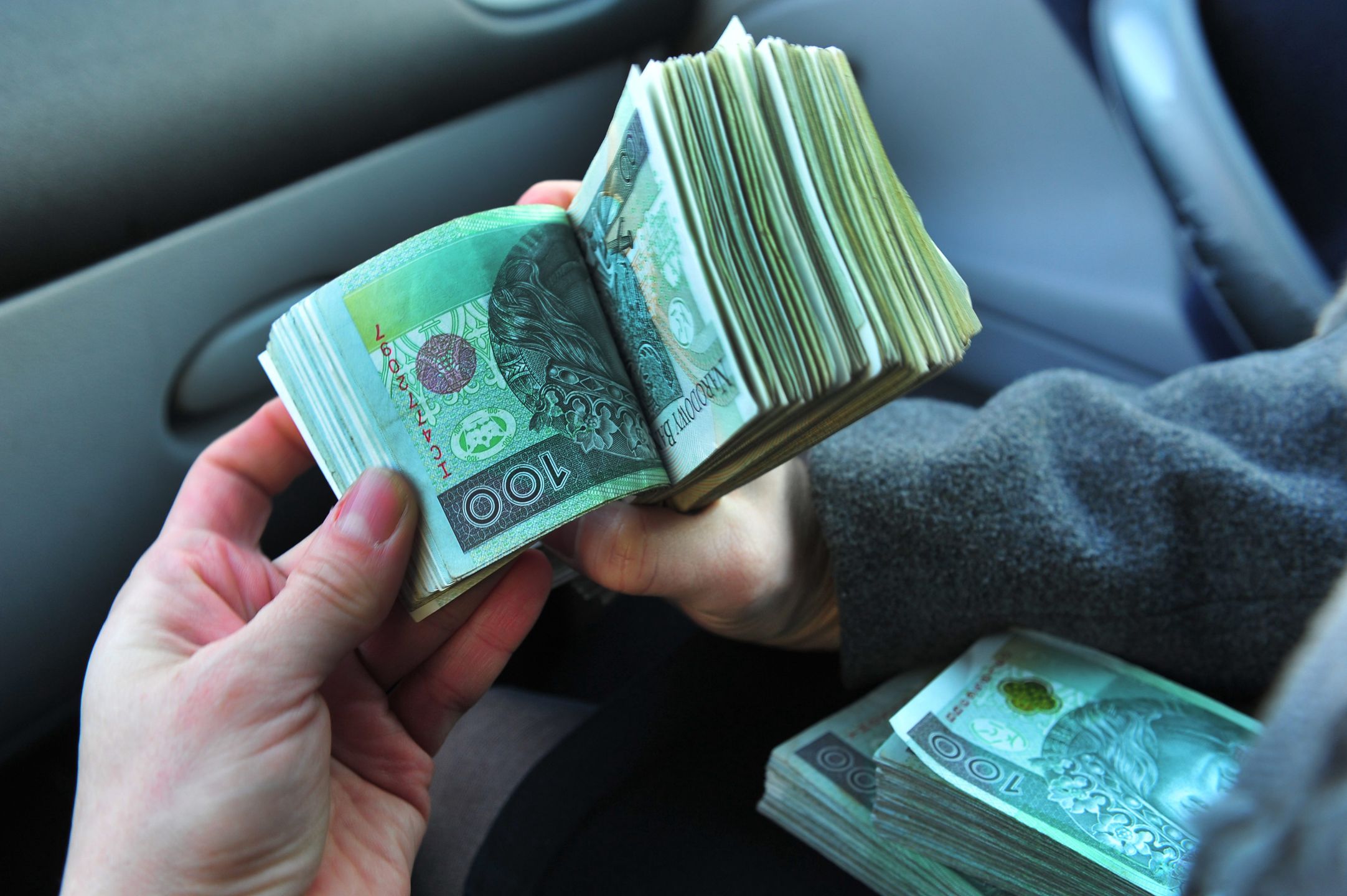 PieniądzeSzczecin, 16.01.2015 Pi�ni�dze. soa PAP/ Marcin BieleckiMarcin Bielecki100 z�otych, banknot, banknoty, biznes, bogactwo, got�wka, handel, kasa, kredyt, pieni�dz, pieni�dze, PLN, sprzeda�, sto, stuz�ot�wki, waluta, zakupy, kredyty, r�ce r�ka d�onie d�o�