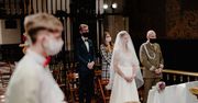 Towarzyszyli parom w czasie ślubu. "Puste ławki i maski. Jakbyśmy byli w ukryciu"