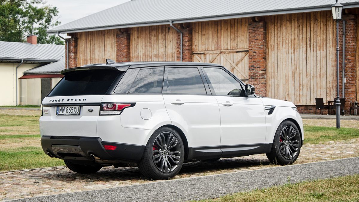 Luksusowe SUV-y zazwyczaj mają dmc powyżej 2,5 tony, bo masa własna przekracza 2 tony. Takimi autami na chodniku nie wolno parkować