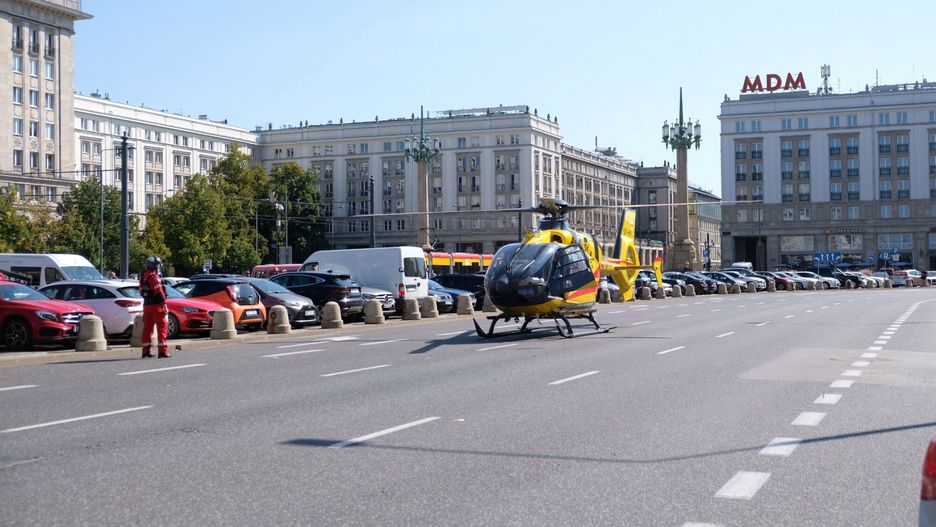 ?mig?owiec LPR w centrum Warszawy03.09.2021 Warszawa Smiglowiec LPR na Placu Konstytucji - w miescie nie bylo dostepnej karetki, zeby pomoc ofierze wypadku  fot Karina Krystosiak/REPORTERKarina Krystosiak/REPORTER