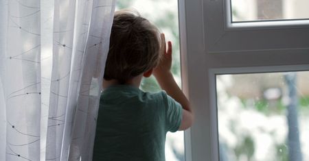 3-latek bawił się przy otwartym oknie. Pijana matka w tym czasie spała
