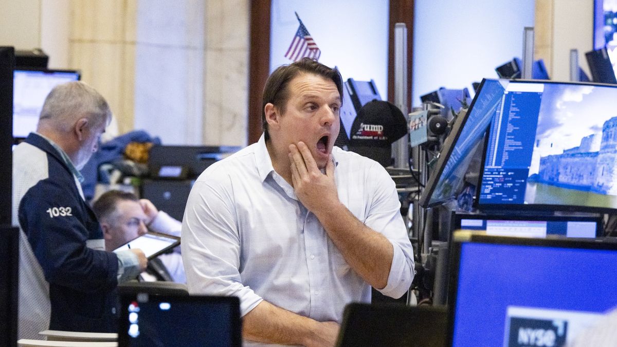 New York Stock Exchange Reaction to New US Tariffs
epa12010399 A trader at the end of the trading day on the floor of the New York Stock Exchange in New York, New York, USA, on 04 April 2025. World financial markets are continuing to react to reciprocal tariffs that US President Donald Trump implemented this week and the Dow Jones industrial average lost 5.5% today.  EPA/JUSTIN LANE 
Dostawca: PAP/EPA.
JUSTIN LANE
NYSE