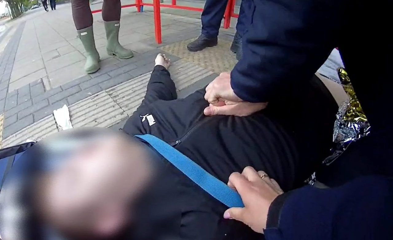 Nieprzytomny 21-latek na przystanku. Białostoccy policjanci podjęli reanimację
