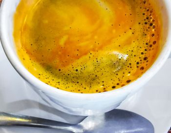 Wcale nie mleko czy cukier. Wsyp odrobinę do kawy, a będzie jeszcze smaczniejsza