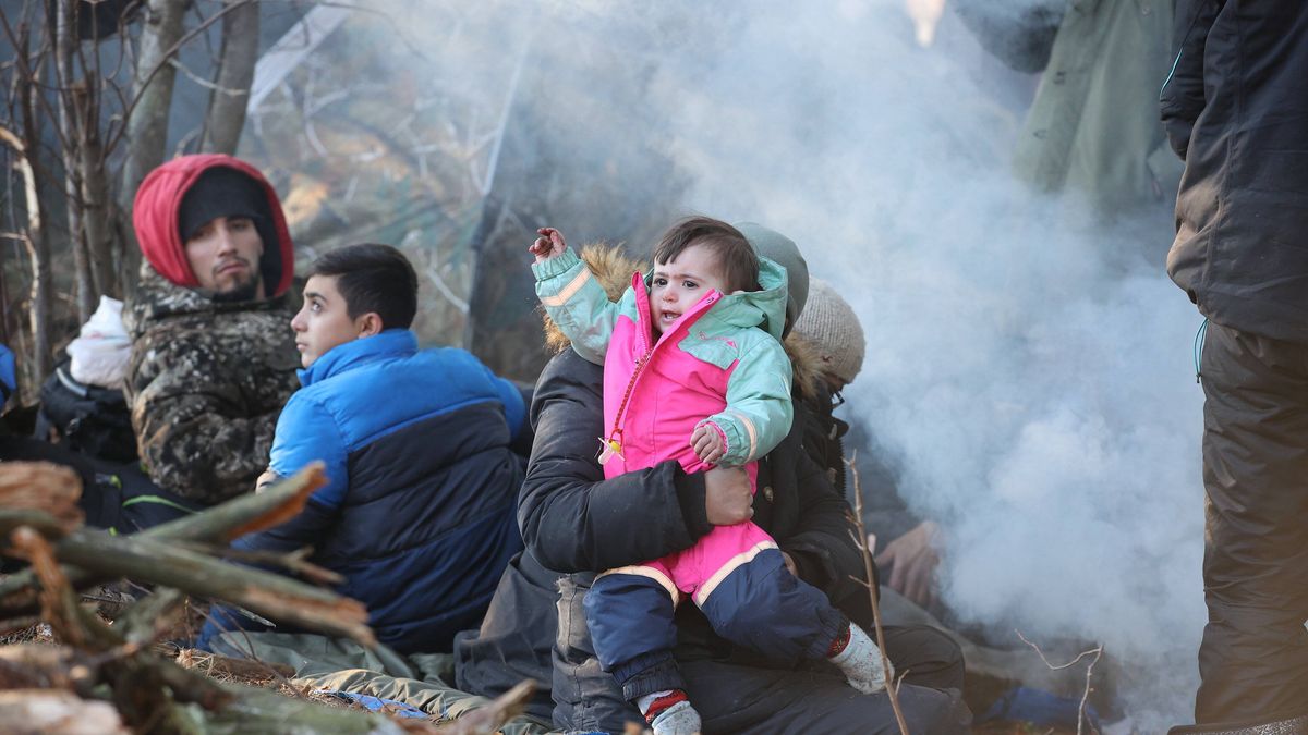 Belarusian-Polish border situationepa09572484 A handout picture made available by Belta news agency shows migrants at their camp near the Belarus-Polish border in the Grodno region, Belarus, 09 November 2021. According to the State Border Committee of Belarus (GPK), there are more than two thousand people near the border, including women and children, who want to obtain asylum in the European Union, 'and they do not consider the territory of the Republic of Belarus as a place of stay.' The territory is guarded by several thousand employees of the Polish special services. The migration crisis at the border of Belarus has been going on since the spring of 2021. Belarusian President Lukashenko said that after the introduction of new EU sanctions against Minsk, the Belarusian authorities will no longer interfere with the movement of illegal migrants to the European Union.  EPA/LEONID SCHEGLOV/BELTA HANDOUT  HANDOUT EDITORIAL USE ONLY/NO SALES Dostawca: PAP/EPA.LEONID SCHEGLOV/BELTA HANDOUT