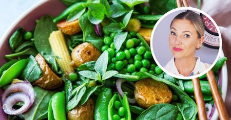 Daria Ładocha serwuje sałatkę z pieczonymi ziemniakami. Przepis stał się hitem