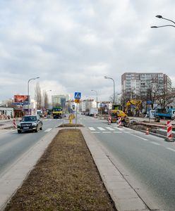 Warszawa. Wiosna na ulicach. Drogowcy wrócili na "obwodnicę" Gocławia [ZDJĘCIA]