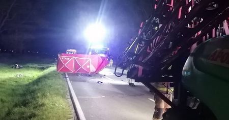 Motocykl uderzył w ciągnik. Dwie osoby nie żyją