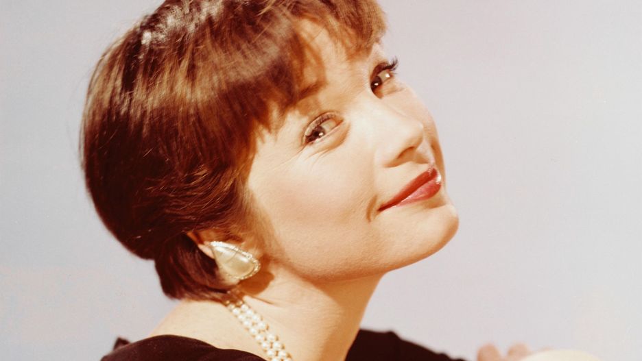 Shirley Maclaine pije Martini na tarasie z widokiem na ocean