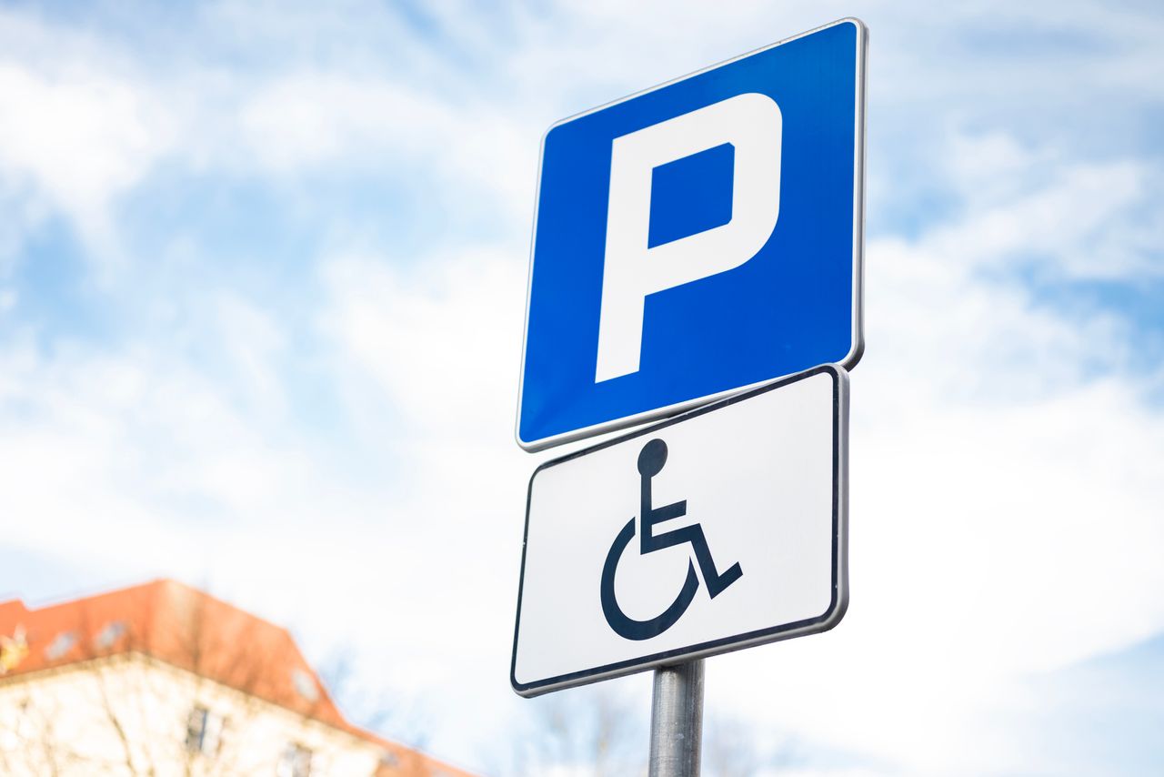 Ministerstwo chce zmian w wydawaniu kart parkingowych. Samorządy ostrzegają