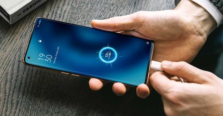 Zawrotna prędkość, brak kabli i niewielkie wymiary. OPPO prezentuje 4 nowe technologie szybkiego ładowania