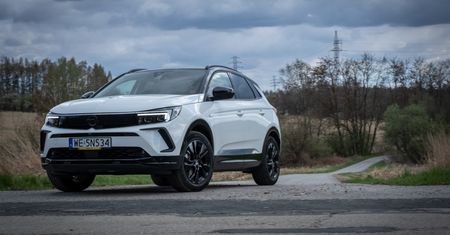 Test: Opel Grandland po liftingu wyglądem zbliżył się do Mokki, ale pod spodem nadal kryje inne auto