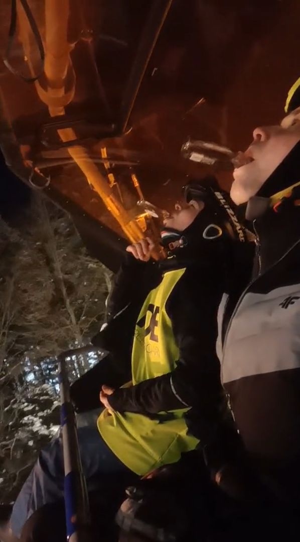 Tiktokerzy normalizują picie alkoholu na nartach