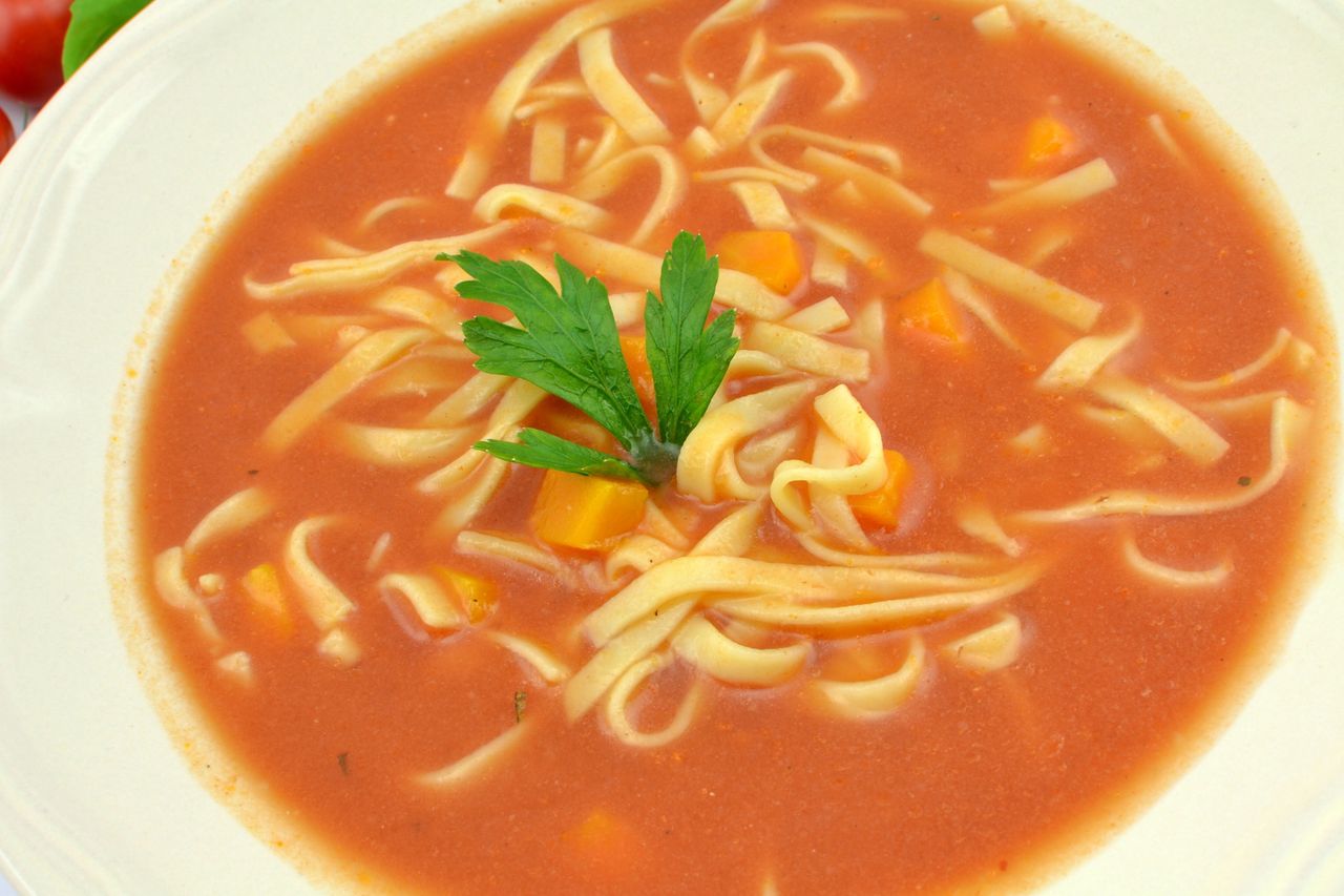 Zupa pomidorowa – co dodać pod koniec, by była aksamitna?