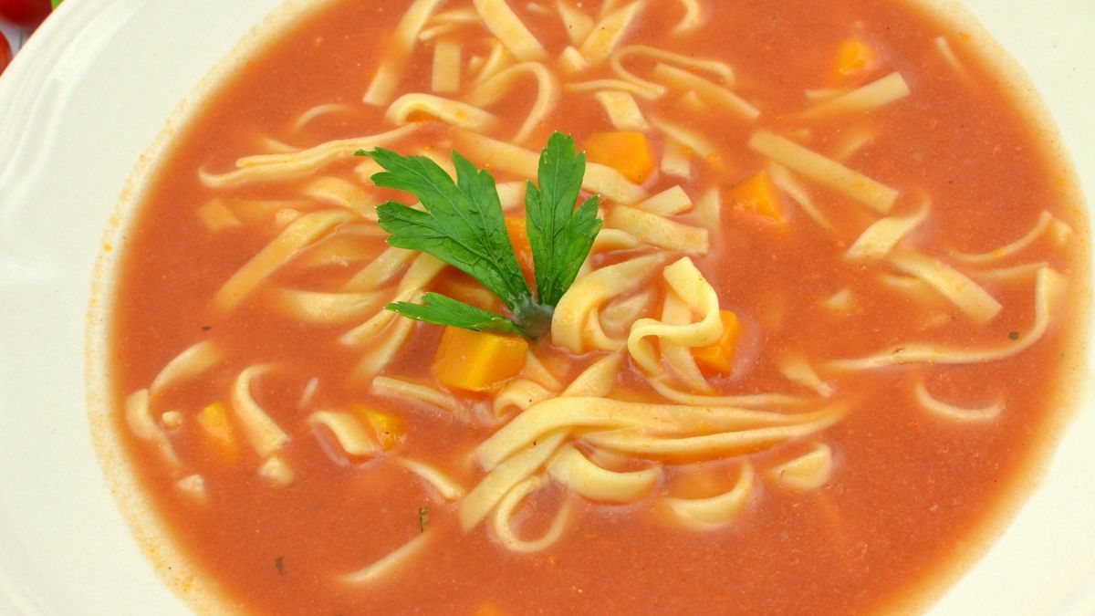 Zupa pomidorowa – co dodać pod koniec, by była aksamitna?