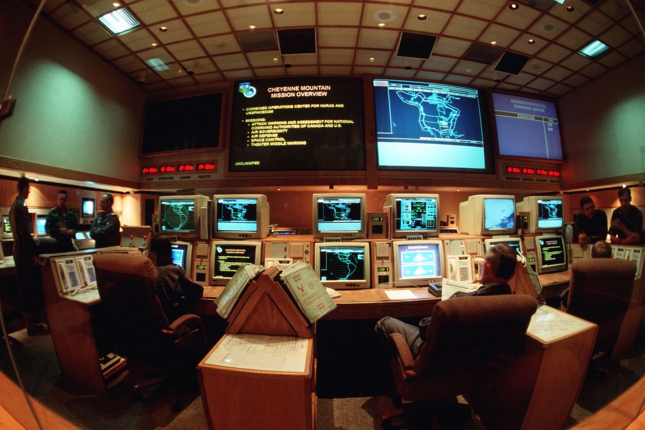 Stare zdjęcie wnętrza jednego z pomieszczeń NORAD