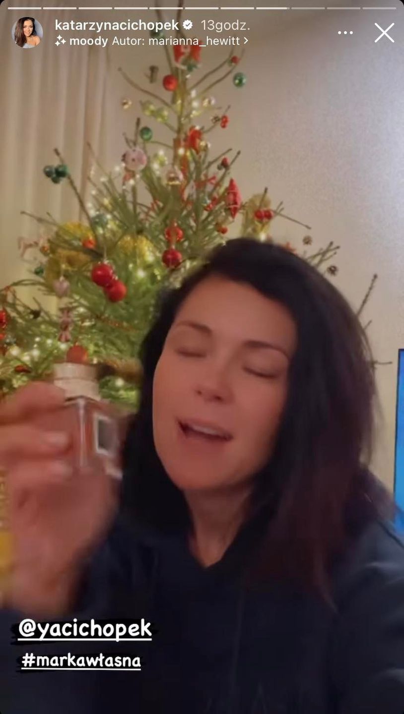 Katarzyna Cichopek bez grama makijażu siedzi przy choince