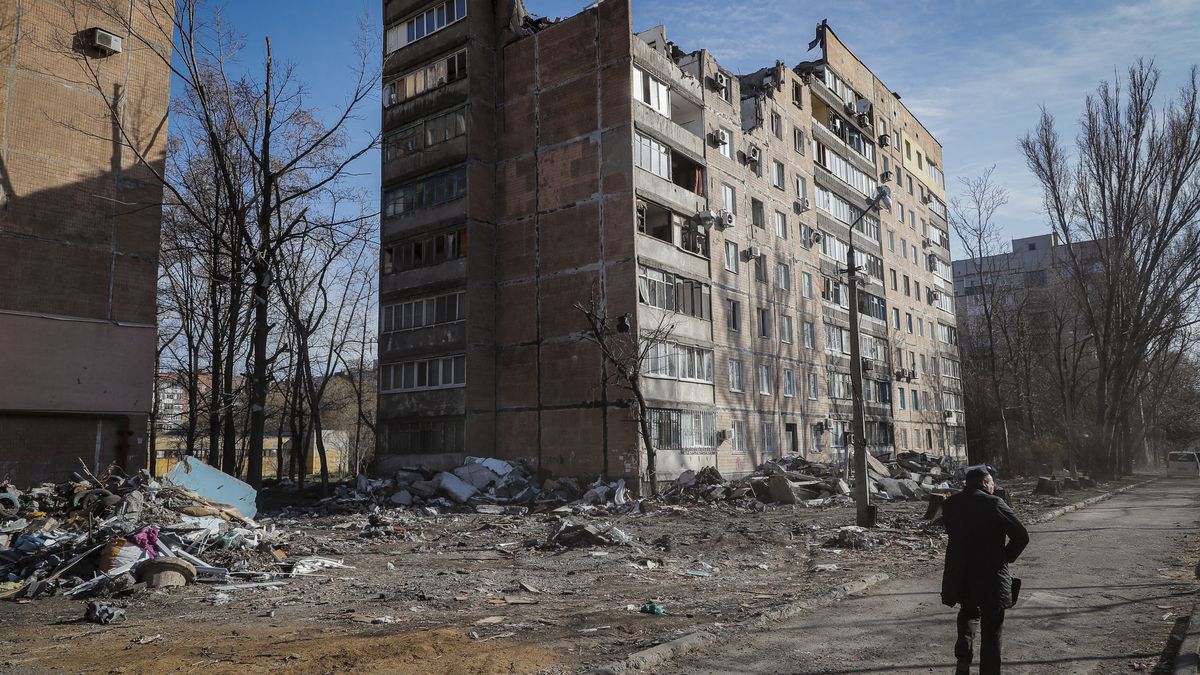 A local man walks near the place where, two weeks ago, an apartment building was destroyed as a result of a 'Uragan' missile hit, in Donetsk, Ukraine, 11 April 2022. In the self-proclaimed Donetsk People's Republic (DPR), 261 people died from 01 April to 07 April, the press service of the Commissioner for Human Rights in the republic reports. In total, 6,271 deaths have been registered in the DPR since the spring of 2014, including 96 children. On 24 February Russian troops had entered Ukrainian territory in what the Russian president declared a 'special military operation', resulting in fighting and destruction in the country, a huge flow of refugees, and multiple sanctions against Russia. EPA/SERGEI ILNITSKY Dostawca: PAP/EPA.