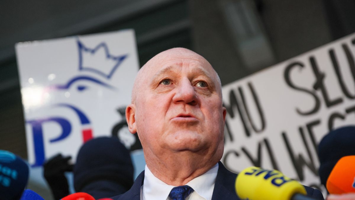 Sylwester Marciniak przed siedzibą PKW