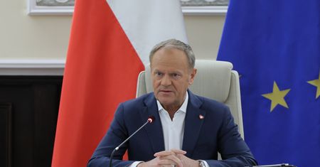 Radość Tuska z sondażu, niepokój koalicjantów. W kuluarach spore emocje
