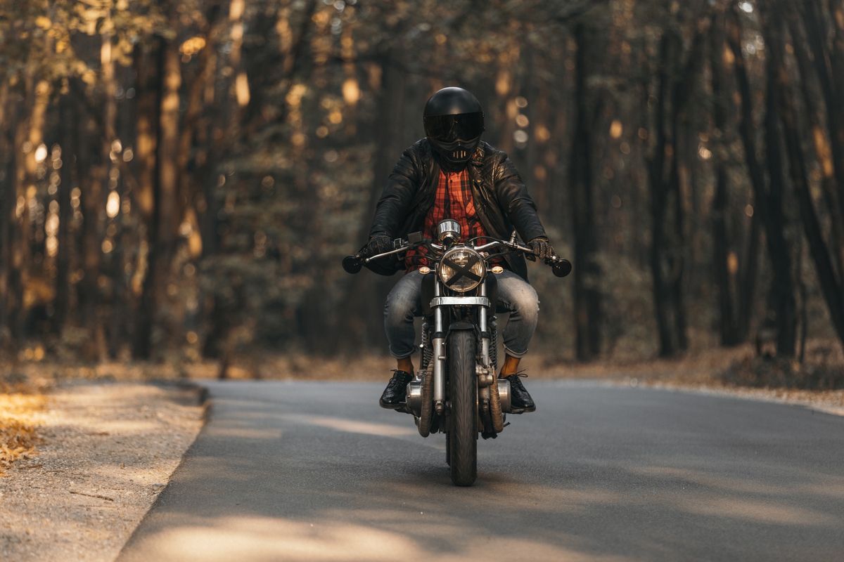 W listopadzie na motocyklu łatwo zmarznąć.