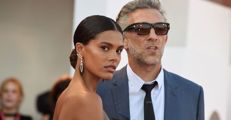 Vincent Cassel z żoną na plaży. Trudno oderwać od niej wzrok