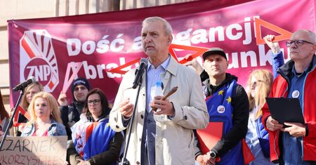 Warszawa. Protest nauczycieli przed gmachem MEiN. "Czarnek nie będzie nam pluł w twarz"