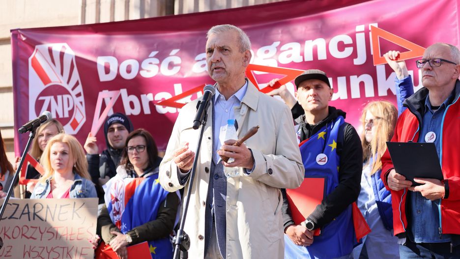 Warszawa, 09.10.2021. Prezes Związku Nauczycielstwa Polskiego Sławomir Broniarz (C) podczas protestu nauczycieli i pracowników oświaty, 9 bm. w Warszawie. Zorganizowany przez ZNP protest ma być wyrazem dezaprobaty dla polityki edukacyjnej rządu. (jm) PAP/Leszek Szymański