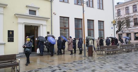 Wczoraj paliwo, dziś pieniądze. Przed bankami duże kolejki, brak gotówki w bankomatach