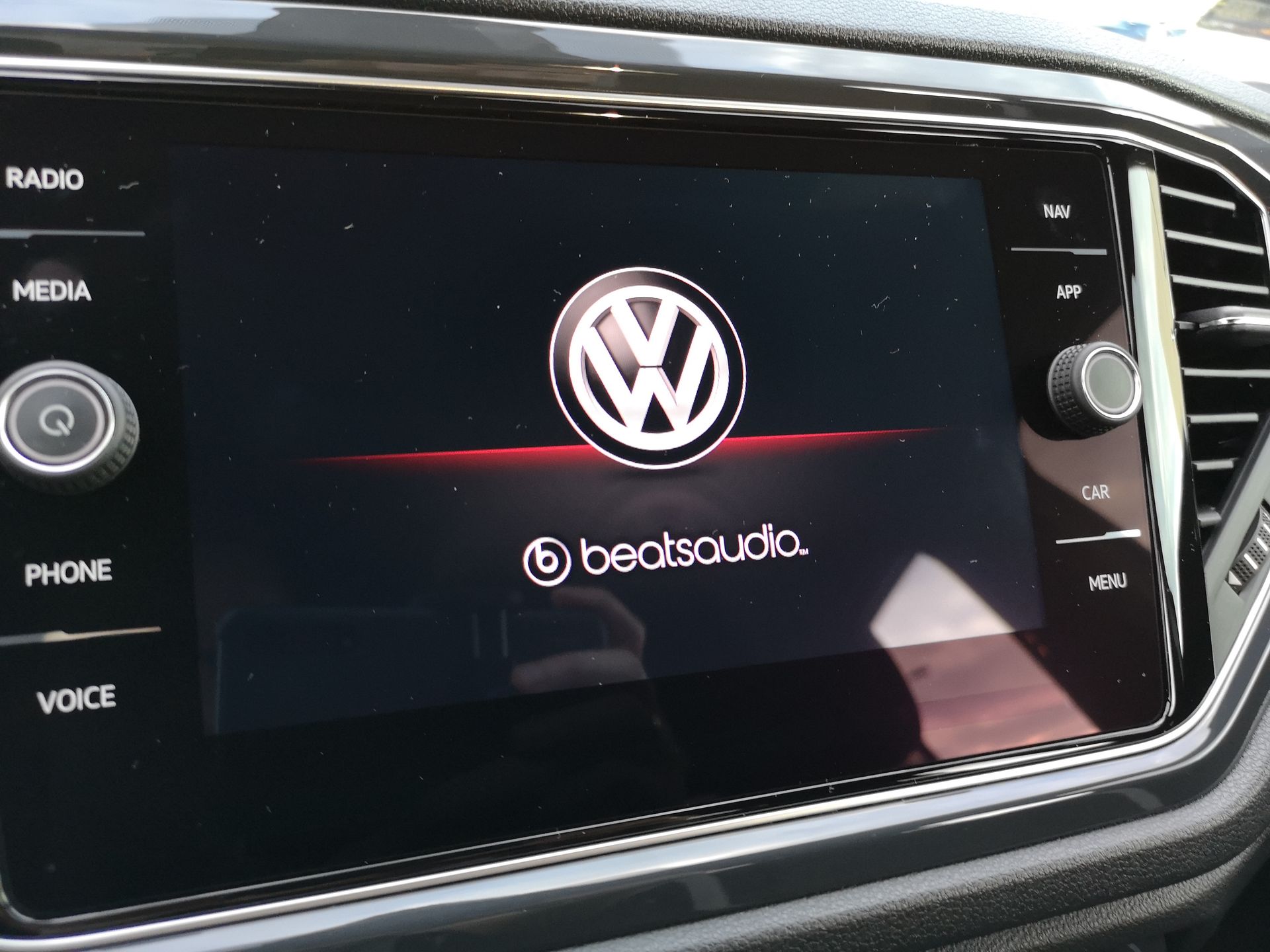Volkswagen T-Roc: System audio Beats i asystent wyjazdu z miejsca parkingowego 6