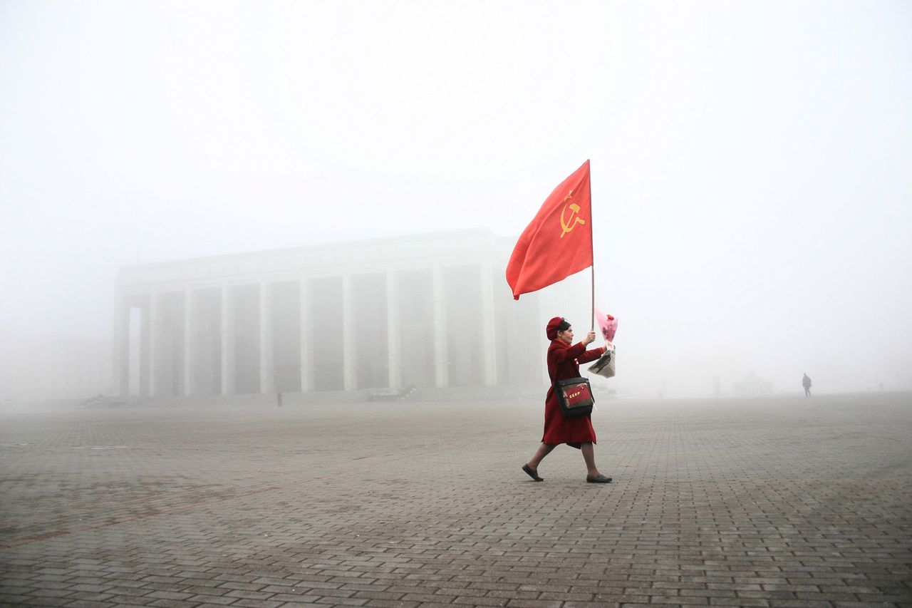 BELARUS / Minsk / November 7, 2005 /Woman carries USSR flag on Kastrychnickaja square  rally which marks the 1917 Bolshevik Revolution anniversary. This day is a state holiday in Belarus.Â© Andrei Liankevich / Anzenberger