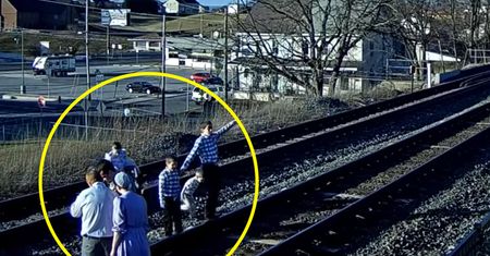 Rodzina robiła zdjęcia na torach. Cudem wszyscy uszli z życiem
