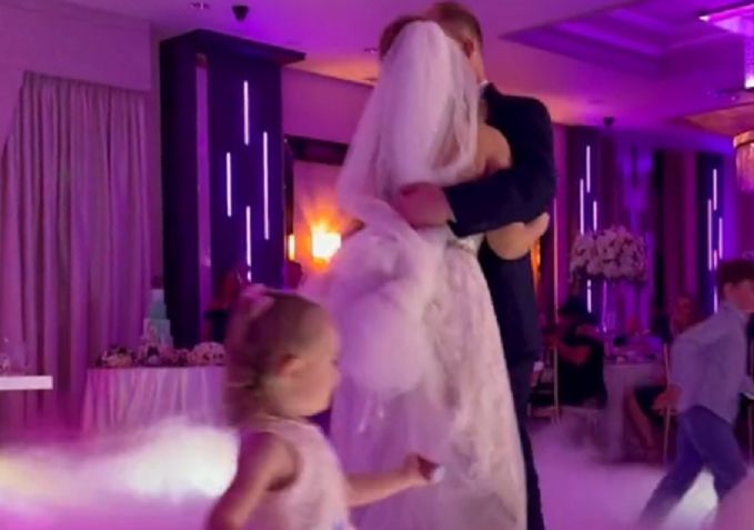 Dzieci na weselu zniszczyły ich pierwszy taniec. "Wyprosiłabym je z przyjęcia"