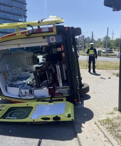 Wypadek z udziałem karetki. Pacjent i ratownicy w szpitalu