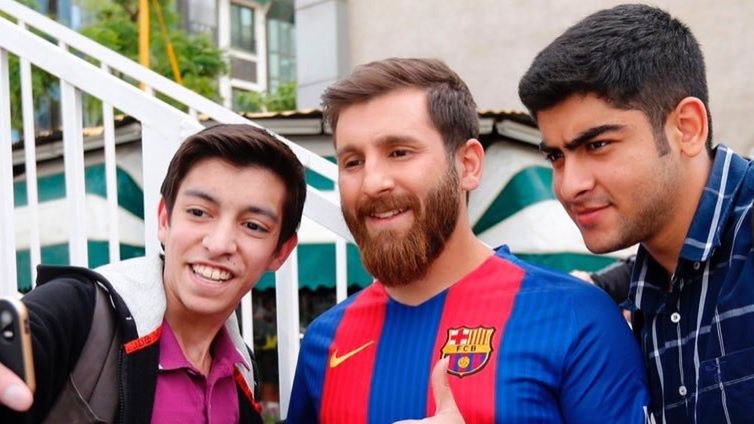 Reza Parastesh z kibicami piłkarskimi