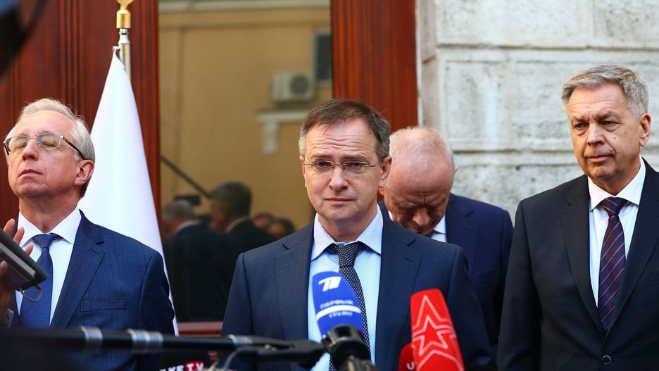 Delegations from Ukraine, Russia arrive in Turkey as peace talks due to take placeepa12102843 Russia's presidential aide Vladimir Medinsky (C), head of the Russian delegation sent to Turkey for peace talks with Ukraine, addresses the media outside the Russian Consulate in Istanbul, Turkey, 15 May 2025. Delegations from Russia and Ukraine, including the Ukrainian head of state, have arrived in Turkey as peace talks were due to take place.  EPA/TOLGA BOZOGLU Dostawca: PAP/EPA.TOLGA BOZOGLUwar, diplomacy, conflict, peace, truce, ukraine, russia