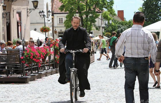 „Ojciec Mateusz” stracił 460 tys. widzów, ale TVP1 nadal dystansuje konkurencję