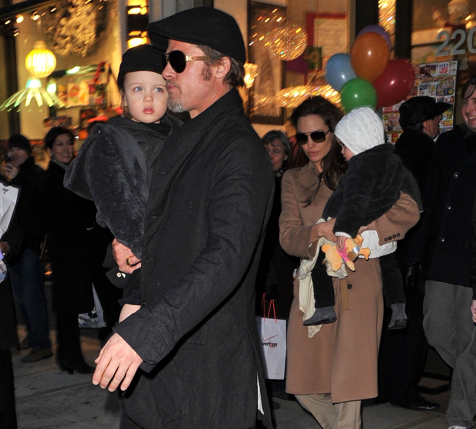 Brad Pitt i Angelina Jolie z dziećmi