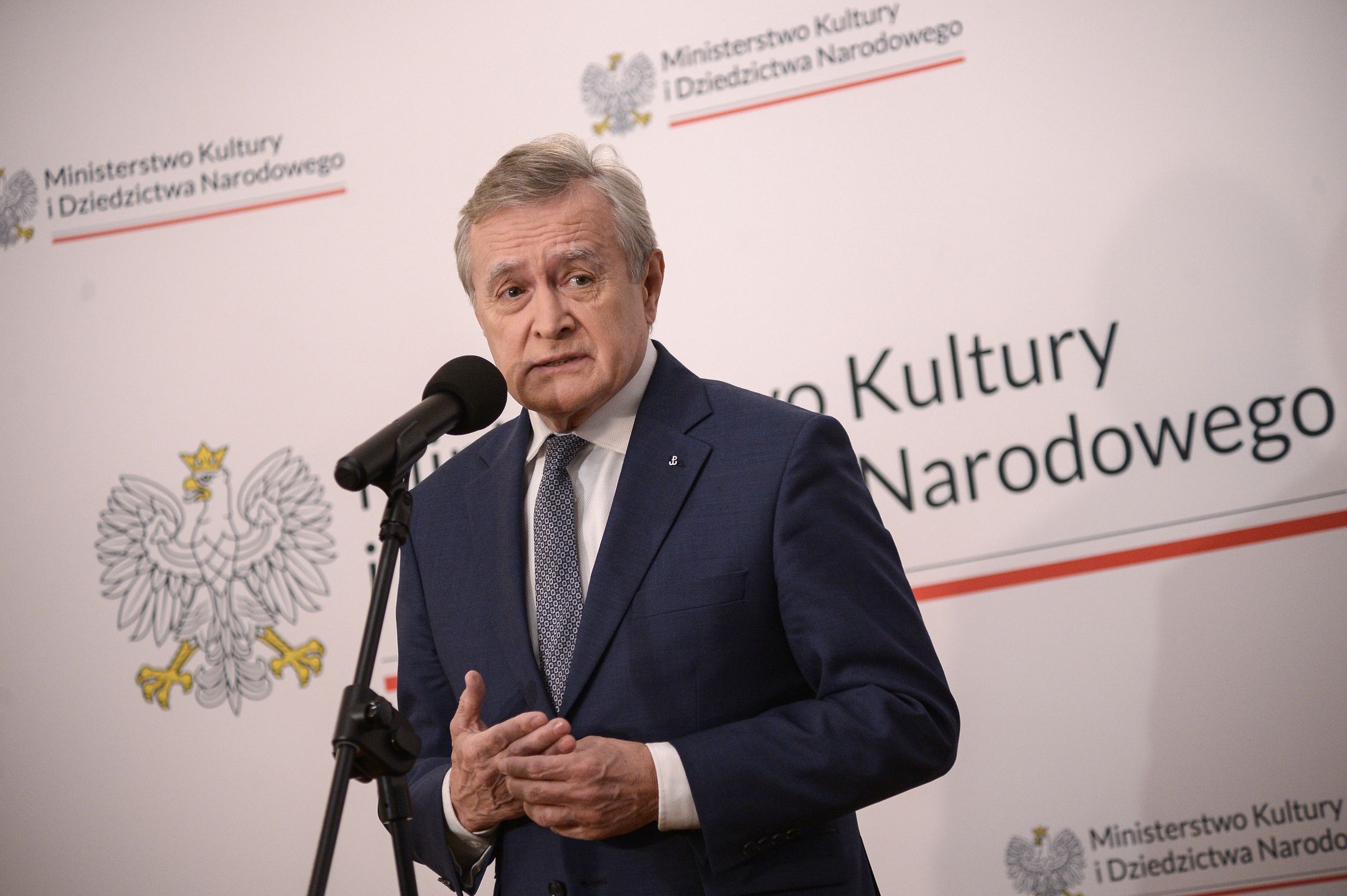 Warszawa, 08.11.2023. Minister kultury i dziedzictwa narodowego Piotr Gliński podczas uroczystości podpisania umowy o współprowadzeniu Filharmonii Kaliskiej, 8 bm. w siedzibie MKiDN w Warszawie. (jm) PAP/Marcin Obara