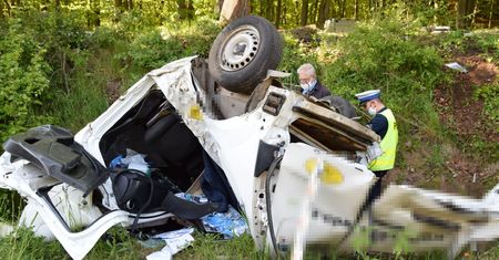 Gowino. Śmiertelny wypadek na drodze. Młody kierowca uderzył w drzewo