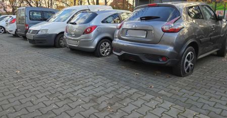 Zniszczyli prawie 90 aut. Wandalizm we Wrocławiu