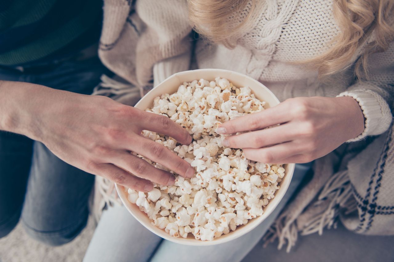Popcorn - ile ma kalorii? Popularna przekąska pod lupą